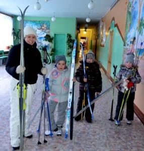 Физрук Алена Топоркова ведет ребят с прогулки на лыжах