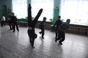 Ребята на переменах стоят на головах в прямом смысле