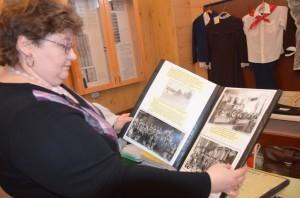 Е. И. Бабийчук показывает раритетные школьные фотоальбомы