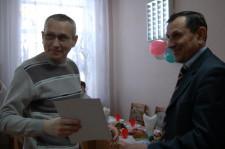 Директор центра Галашев Анатолий Николаевич вручает дипломы выпускникам