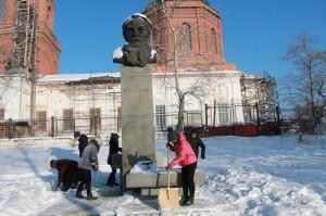 Депутаты Школьной думы убрали снег у памятника П. Бажову
