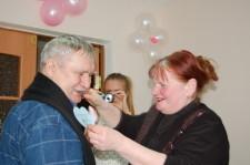 Староста группы Наталья Карповна Демина вручает и свои подарочки