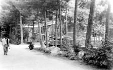 В этом двухэтажном доме жили русские специалисты, рядом – наш танк