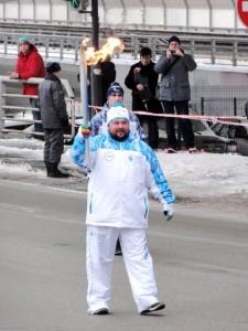 Леонид Никитин с паралимпийским факелом
