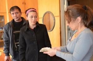 Редактор "Маяка" Ирина Летемина вручает деньги родителям Джонибека