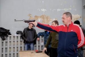 А. Комиссаров на огневом рубеже