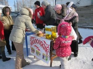 Волонтеры раздают блины всем желающим