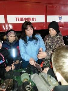 Е. Круглякова демонстрирует обмундирование огнеборцев