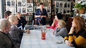 Заведующая библиотекой В. А. Аверкиева презентует фотовыставку