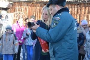 Пожарные учат педагогов пользоваться огнетушителем