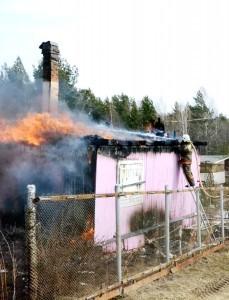 Дом загорелся из-за травы