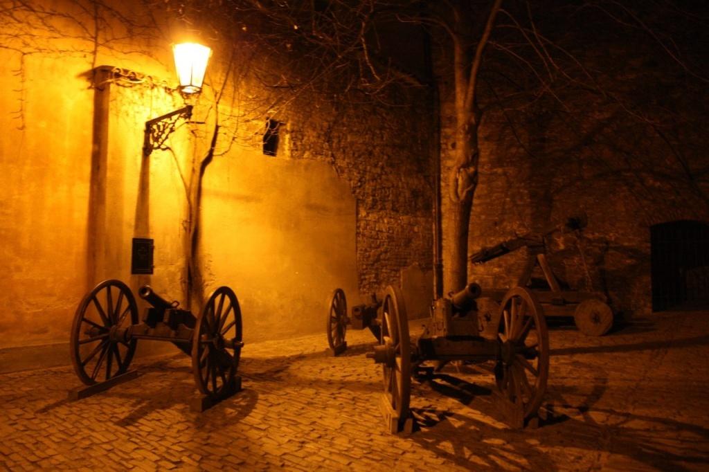 Старинные пушки и баллиста на Золотой улочке