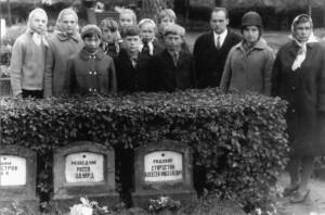 Пионеры 6 класса Валкской школы на кладбище, декабрь 1969