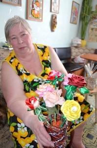 Татьяна Васильевна с цветами из атласных лент