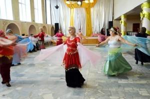 Участницы клуба "Восточные танцы" демонстрируют свои умения