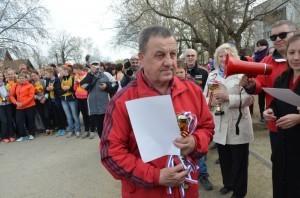 3 Татаринов принимает приз команды из Большого истока