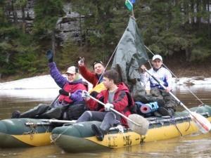 Школьники сплавляются по реке Чусовая