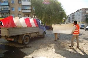 Рабочие убирают водоналивные блоки с улицы Коммуны