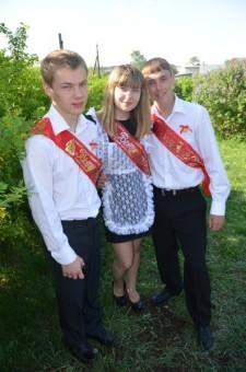 Выпускники школы Б. Седельниково Виталий Захаров, Вера Вильгельм и Костя Чернышук