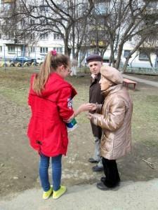 Дети раздают свечки прохожим