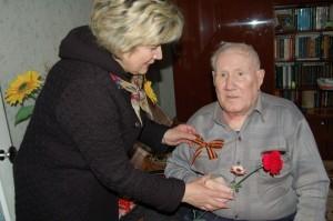 Н. М. Муратова поздравляет А. Е. Печерских