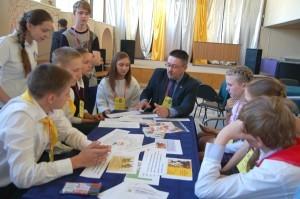 Уполномоченный по правам человека Игорь Мороков работает с детьми