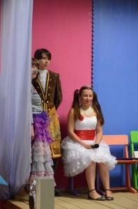 Из-за кулис с волнением смотрят на выступление детей