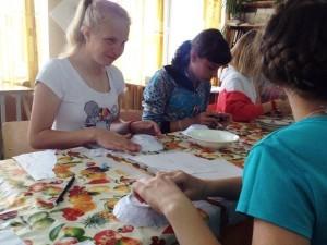 Бобровские девочки делают чашки из папье-маше