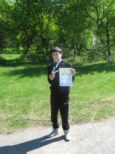 Джони с грамотой за 3 место в толкании ядра