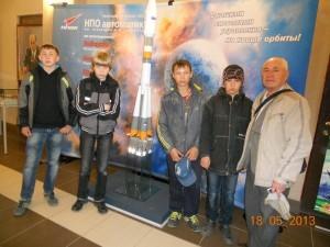 Воспитанники кружка "Электромобиль" в музее космонавтики