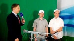 Влад Стерхов и Рома Домрачев с ведущим программы на ОТВ