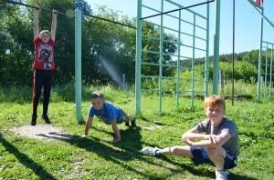 Ваня Шумихин, Ваня Петров и Никита Гоголев разминаются на тренировке