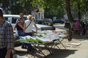 Уличная торговля при отсутствии рынка - выживает как может