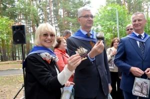 Е. Умникова и А. Якоб с подарками от "Бригантины"