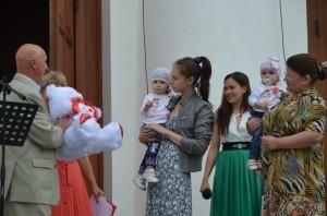 1 двойняшкам подарок