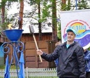 Евгений Шутков зажигает чашу огня фестиваля