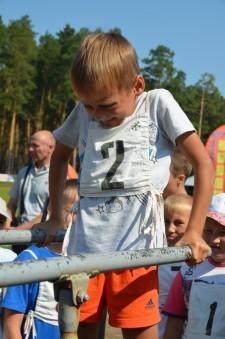 Отжимания на брусьях у младших мальчиков