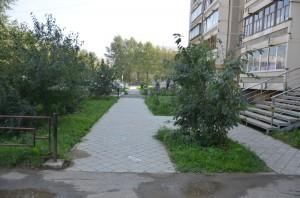 Лужайка у магазина "Девяточка"