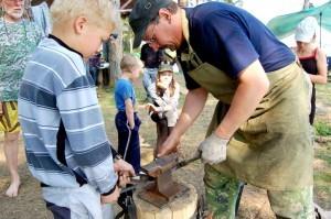 Кузнец-любитель А. П. Быков учит технике горячей ковки