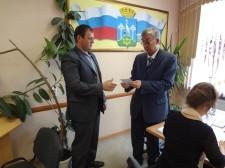 ТИК вручает удостоверение кандидата Александру Федорову