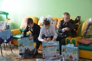 4 дети рассматривают подарки