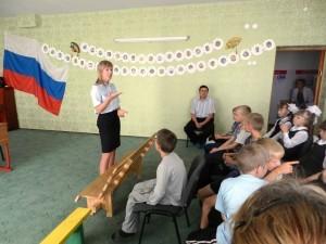 Е. Л. Дресвянкина общается с ребятами