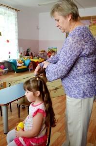 И. Ю. Хижук заплетает девочек после сон-часа