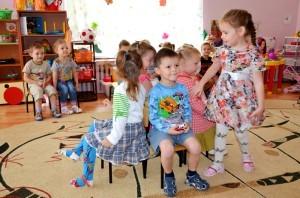 Игра "Музыкальный стульчик"