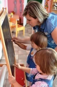 Воспитатель рисует вместе с детьми