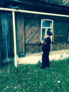 Участковый стучится в окна к должникам