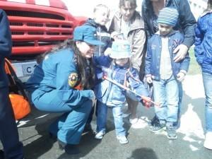 Детей учат пользоваться огнетушителями
