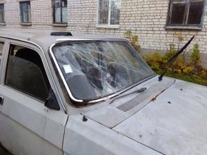 Машины потихоньку превращаются в груду ржавого металла и битого стекла