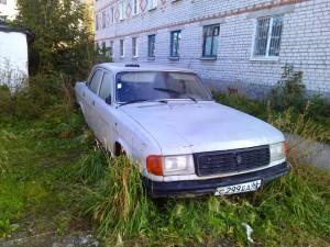 "Волга" у электротехнического общежития