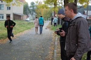 У восьмого класса сегодня кросс, а у младших ребят - игра "вышибалы"